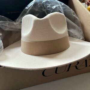 Teressa Foglia * Curateur Hat